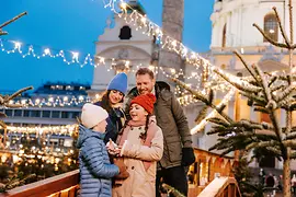 Weihnachtsmarkt, Art Advent Karlsplatz, Familie mit zwei Kindern