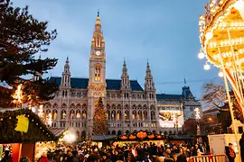 Christmas market at Rathausplatz, visitors, evening