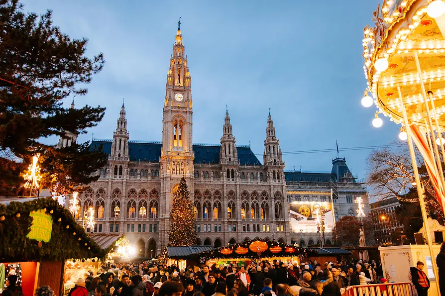 Christkindlmarkt am Rathausplatz, Besucher, abends