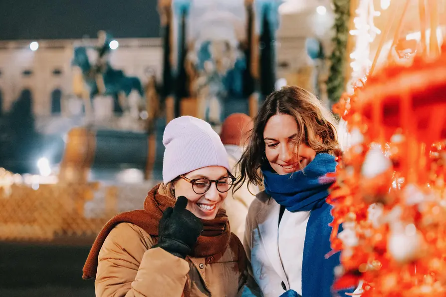 Weihnachtsdorf Maria Theresien Platz, Besucherinnen