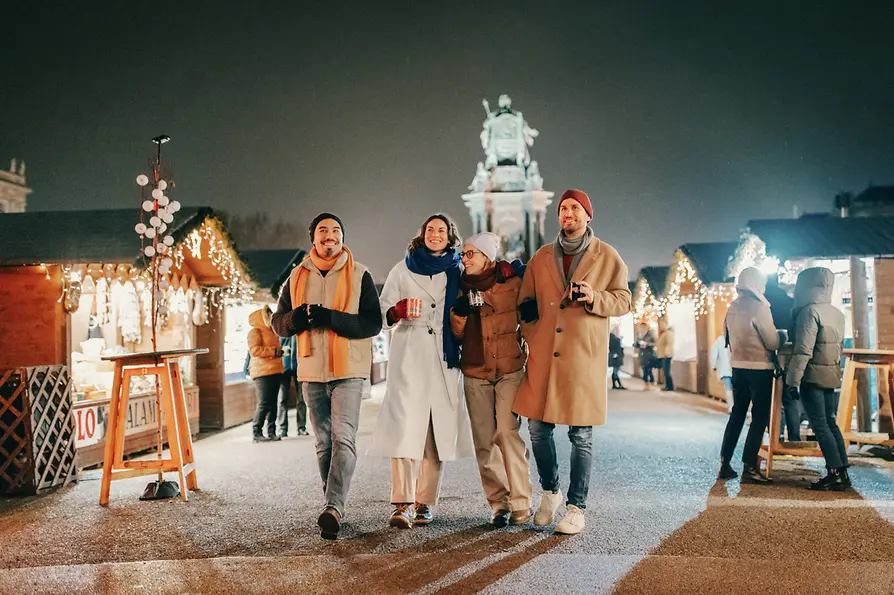 Weihnachtsdorf Maria Theresien Platz, Stände, Besucher, abends