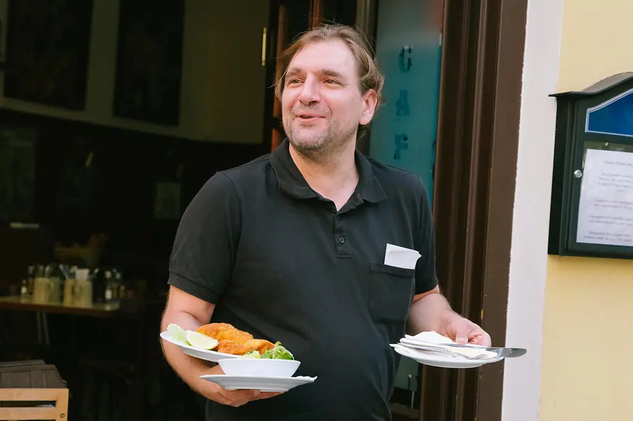 Freihausviertel, Café Anzengruber, Kellner vor dem Lokal