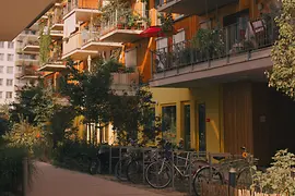 Sonnwendviertel, Quartier Belvedere, Wohnhaus mit Balkonen