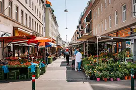 Brunnenmarkt, market stalls