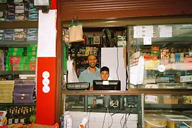 Meidlinger Markt, man with boy at market stall