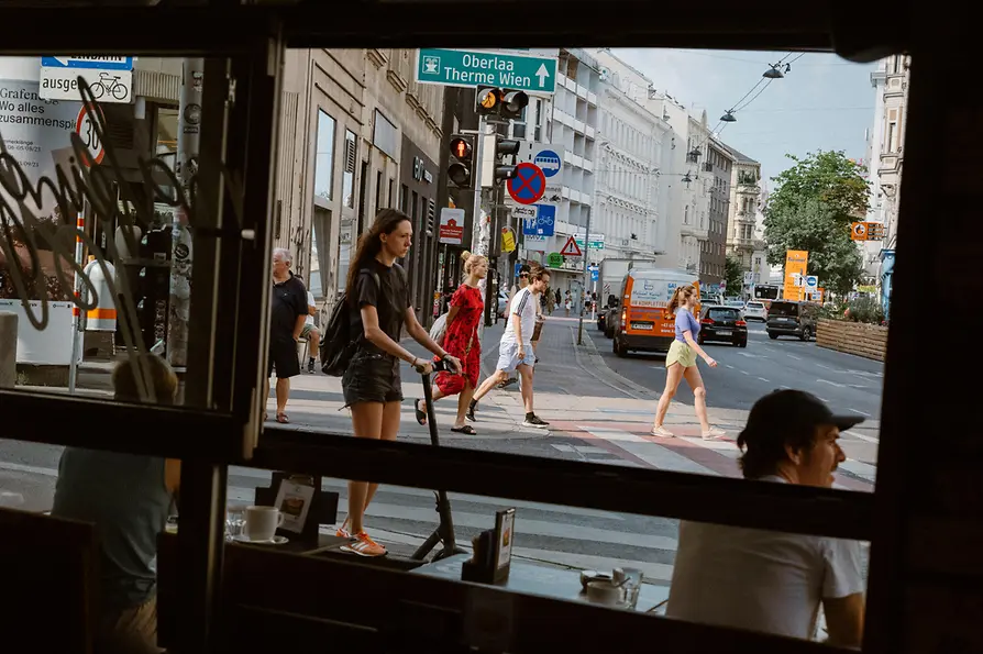 Blick aus einem Lokal im Freihausviertel auf die Straße