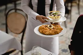 Meissl & Schadn: Kellner serviert Wiener Schnitzel