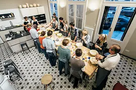 Kruste&Krume: Backworkshop, Teilnehmer an langem Tisch in der Küche