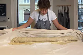 Kruste&Krume: Baking workshop, rolling up strudel dough