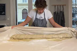 Kruste&Krume: Backworkshop, Strudelteig einrollen