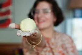 Zur Herknerin: dumpling seminar, Stefanie Herkner with a dumpling