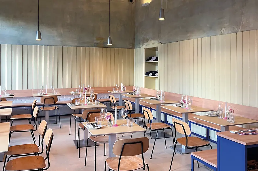 Café Azzuro, interior view, tables