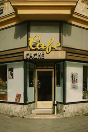 Café Caché, Aussenansicht, Eingang