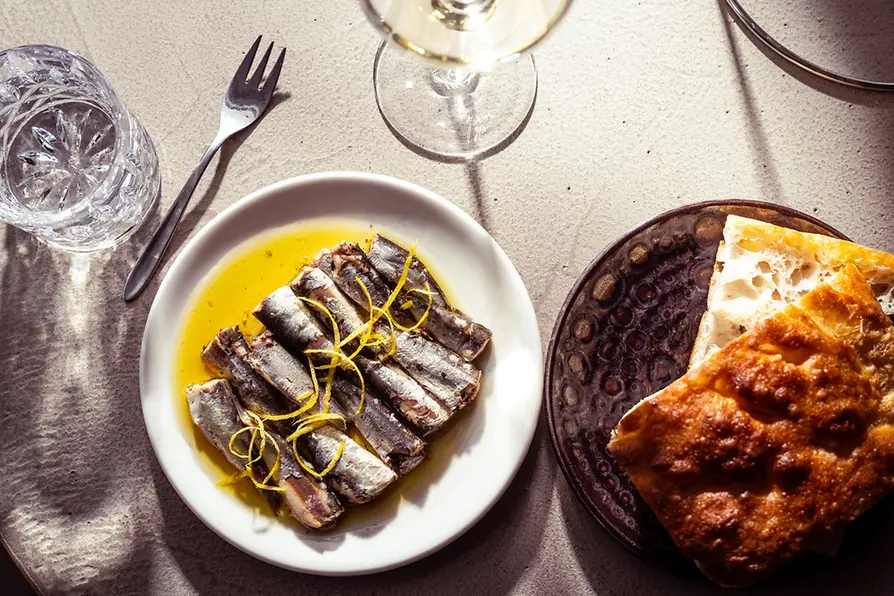 Rinkhy, bar, plates of food