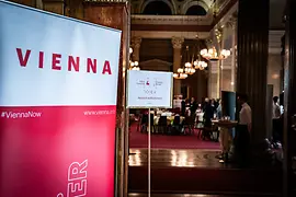 Wegweiser und Roll-Up Wien Tourismus bei einer Veranstaltung