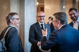 Menschen unterhalten sich bei einer Veranstaltung