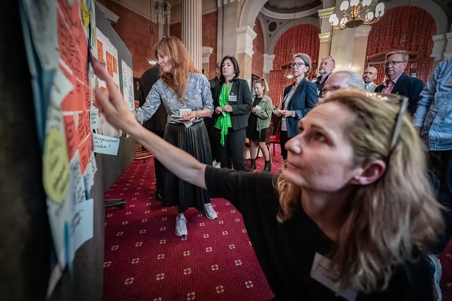 Personen bei einem Workshop