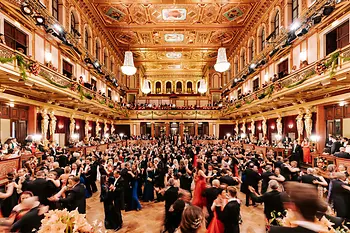 Parejas de baile en el baile de la Orquesta Filarmónica en el Musikverein de Viena