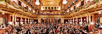 Parejas de baile en el baile de la Orquesta Filarmónica en el Musikverein de Viena