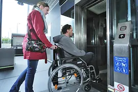 Wiener Linien, wheelchair user in front of an elevator