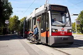 Wiener Linien, wheelchair user leaves a tram