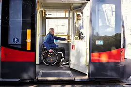 Wiener Linien, Rollstuhlfahrer in einer Straßenbahn