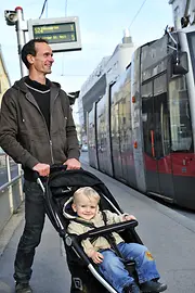 Wiener Linien, Mann mit Kinderwagen bei einer Straßenbahnhaltestelle