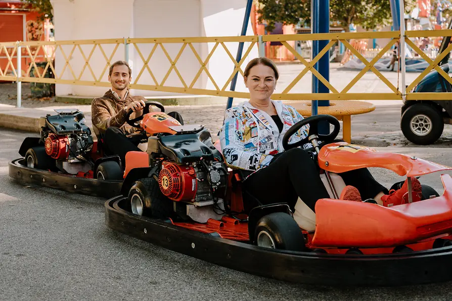 Silvia Lang und Ferdinand Habsburg fahren Autodrom im Wurstelprater