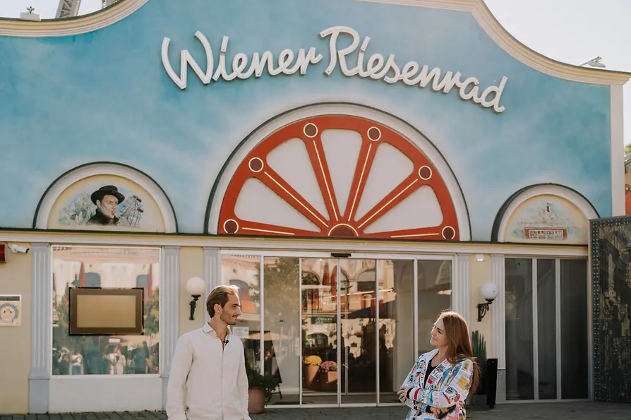 Silvia Lang und Ferdinand Habsburg vor dem Wiener Riesenrad