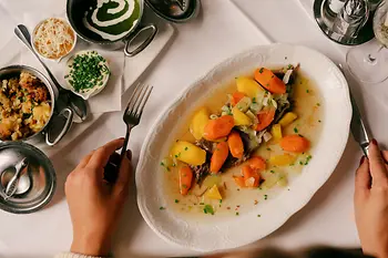 Tafelspitz mit Beilagen auf einem gedeckten Tisch