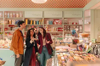 3 Personen kaufen in einem Süßwarengeschäft ein