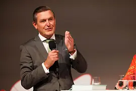 Peter Hanke spricht bei der Wiener Tourismuskonferenz