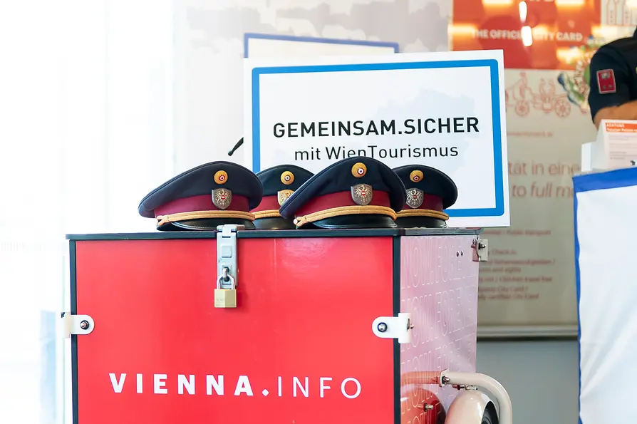 sLkphoto.at - Kreuzberger Sebastian Coffee with Cops Polizeikappen