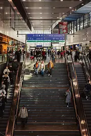 Bahnhofshalle Wiener Hauptbahnhof mit vielen Menschen 