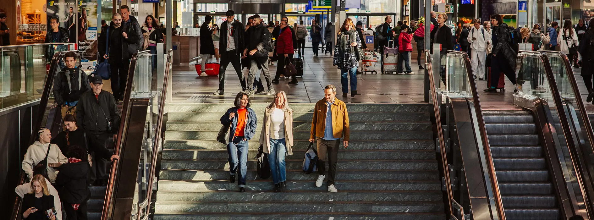 Bahnhofshalle Wiener Hauptbahnhof mit vielen Menschen 