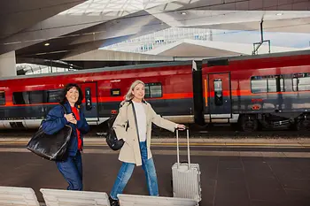 Frauen mit Gepäck am Bahnsteig