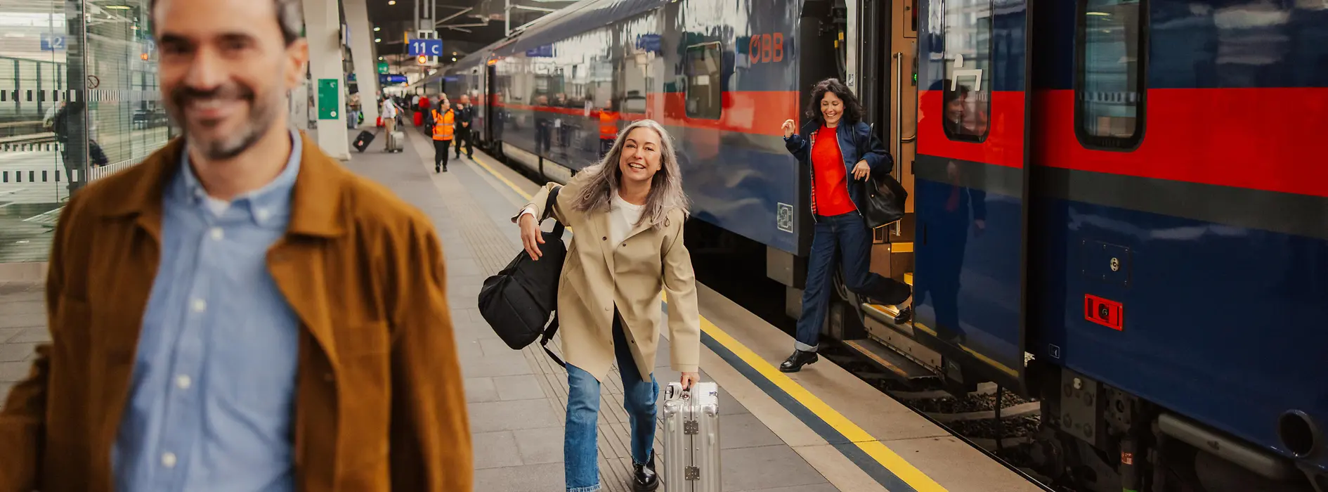 Personen am Bahnhof, die aus dem Zug steigen