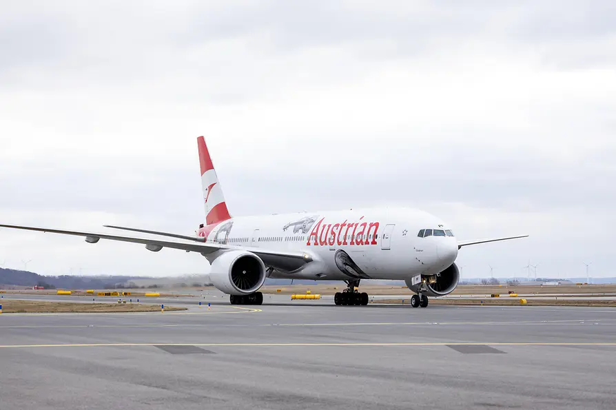 AUA Flieger mit Straussbeklebung 