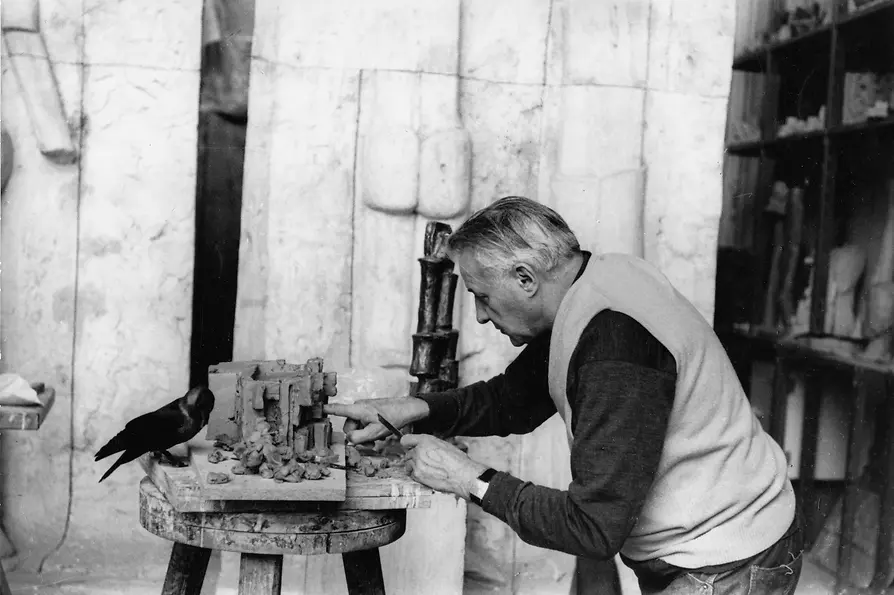 Fritz Wotrbuba mit Dohle Hansi im Atelier