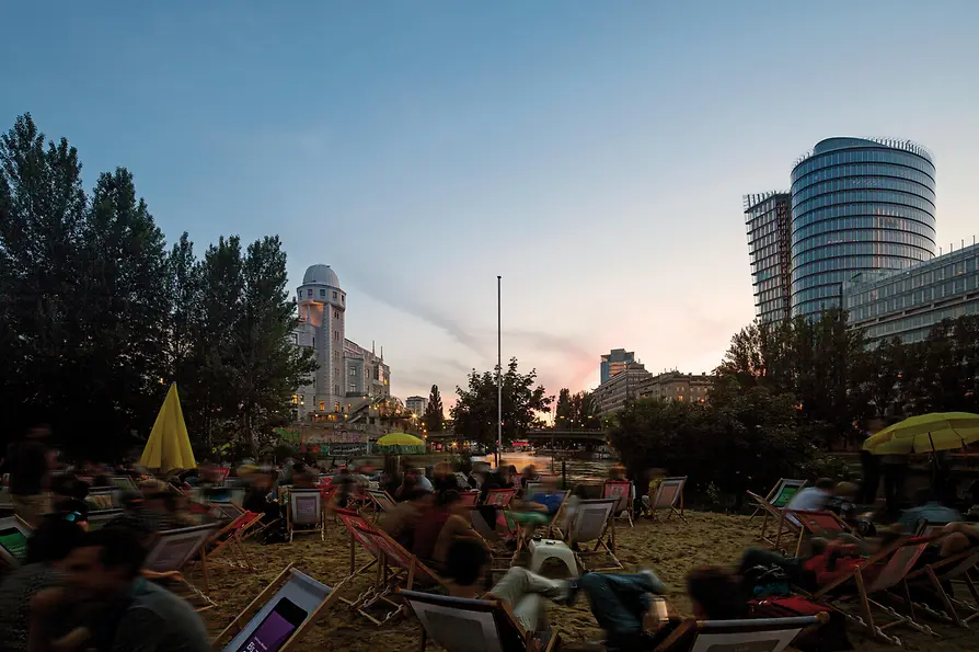 Strandbar Herrmann am Donaukanal bei Abendstimmung