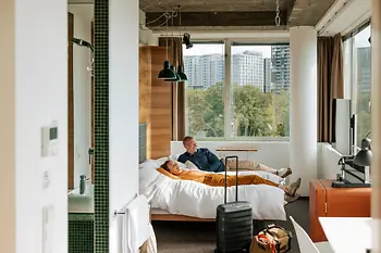 Hotel Daniel, room with a view of the greenery, 2 people lying on the bed