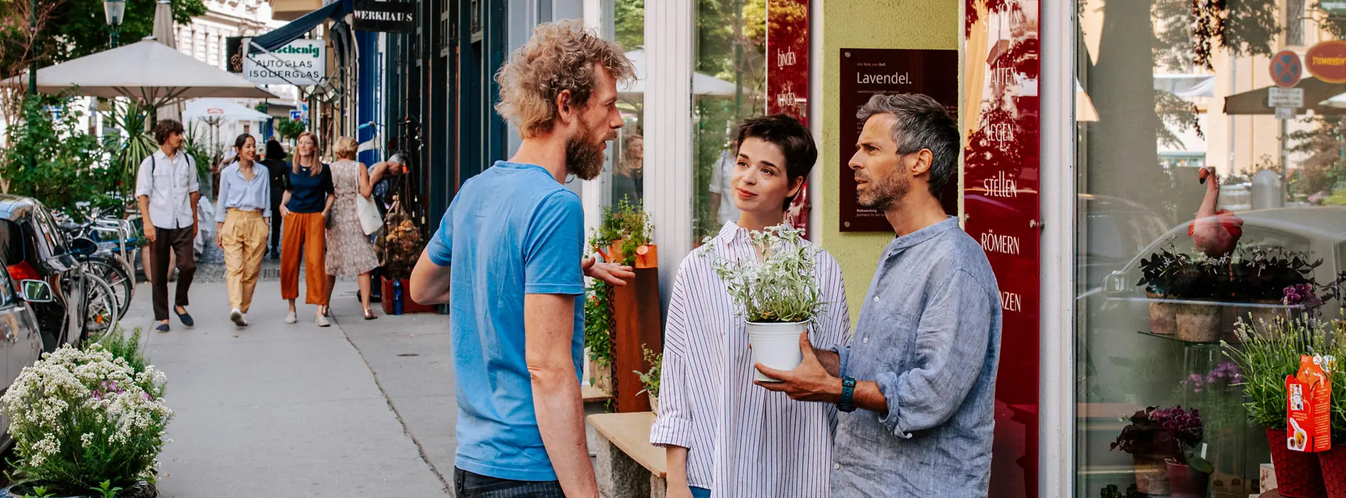 Personen stehen vor einem Blumengeschäft in der Servitengasse