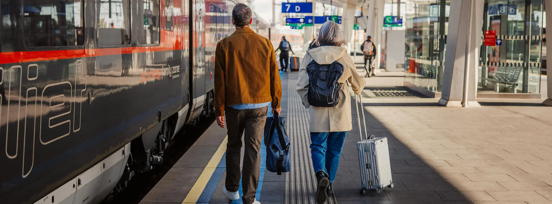 Zwei Personen am Bahnsteig Wien Hauptbahnhof