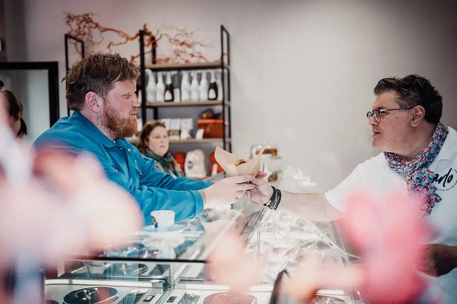 Lukas Mraz bekommt seine Pistazienwurstsemmel