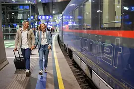 Reisenden am Bahnsteig neben dem ÖBB Nightjet