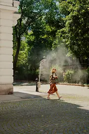 Fußgängerin mit Nebeldusche im Piaristenviertel