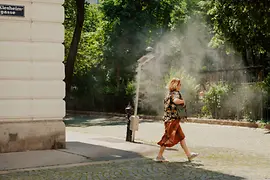 Fußgängerin mit Nebeldusche im Piaristenviertel