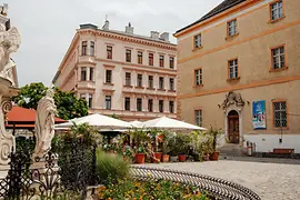 Gastronomie vor der Piaristenkirche