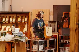 Mitarbeiter von Jumi mit Käse