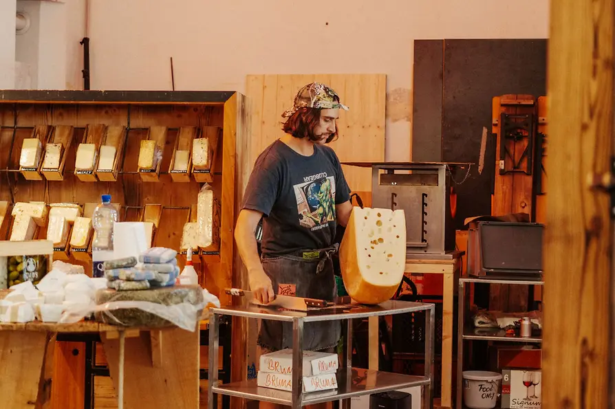 Mitarbeiter von Jumi mit Käse